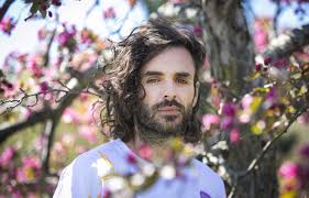 Le chanteur alex nevsky partage rarement des photos de sa fille, maintenant âgée d'un an. Alex Nevsky Fait Son Retour Apres Avoir Repare Les Pots Casses Le Devoir