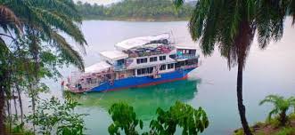 Pelbagai aktiviti yg menarik seperti berkaraoke di dalam house boat. Lima Pekerja Cemas Rumah Bot Hanyut