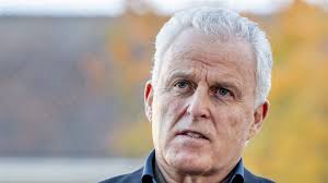 De vries became famous for reporting the kidnapping of the millionaire brewer freddy heineken in 1983. Peter R De Vries Krijgt Eigen Boom In India Rtl Nieuws