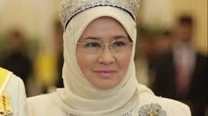 How old was raja permaisuri agong when she met sultan abdullah? Raja Permaisuri Agong Inspirasi Wanita Masa Kini