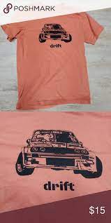 ドリフトカーカスタムデザインメンズtシャツエッツィーショップから アーティストによって設計されました サイズ媒体 柔らかい綿 シャツティー 半袖 drift cars custom ドリフトカーカスタムデザインメンズtシャツエッツィーショップから mens tshirts custom