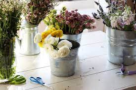 Tips and advice for diy wedding flowers, saving money on your floral decor, and arranging your bulk wholesale flowers. 8 Tips For Successful Diy Wedding Flowers Davinci Bridal Blog