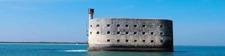 Des batailles navales aux énigmes du père fouras, le symbole du département est le fruit d'une histoire riche et complexe. Das Departement Charente Maritime Destination Ile De Re