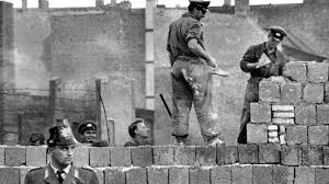 Die berliner mauer war während der teilung deutschlands mehr als 28 jahre lang ein grenzbefestigungssystem, das alle drei westsektoren berlins umschloss und diese von dem ostteil der stadt sowie der umgebenden deutschen demokratischen republik (ddr) hermetisch abriegelte. Vor 60 Jahren Der Bau Der Berliner Mauer Bayern 2 Radio Br De