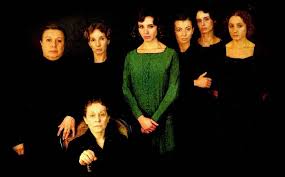 Análisis de los símbolos en la casa de bernarda alba federico garcía lorca experimenta un lenguaje simbólico muy articulado y su capacidad el caballo, asociado al personaje de pepe el romano, es símbolo de prepotencia y representa, según la situación, la pasión amorosa, el instinto. La Casa De Bernarda Alba En El Teatro Victoria Noticias De Madrid