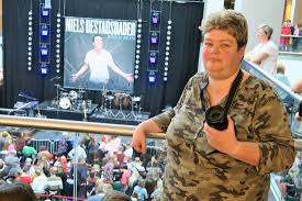 Niels destadsbader (kortrijk, 19 augustus 1988) is een belgisch acteur, presentator en zanger. Niels Destadsbader Speelt Nieuwe Liedjes Voor Het Eerst Live Wijnegem Gazet Van Antwerpen Mobile