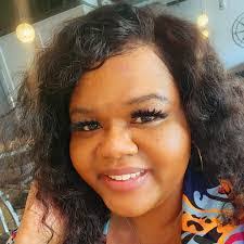 Evelyn Shilling's Instagram, Twitter & Facebook