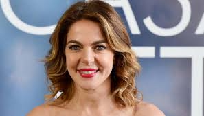 The club, led by a tibetian guru — well, that's a first — allows her to indulge in all manner of aardvarking potential, but then her lovers start getting killed the day after she makes love to them. Claudia Gerini Full Bio Careers Gossips Net Worth 2020