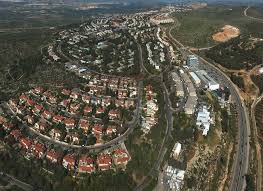Israel y hamás se dirigen hacia una guerra a gran escala, advirtió el enviado especial de la onu para oriente medio, tor wennesland, quien pidió a las partes que pongan fin inmediatamente a los enfrentamientos. El Estado De Israel Y Las Regiones De Judea Y Samaria Llamada