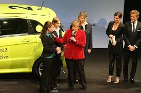 German chancellor angela merkel has warned the trump administration that hitting auto imports with new tariffs would have dire consequences. Angela Merkel Setzt Im Roten Blazer Bei Der Gala Deutliche Akzente Fur Umweltfreundliche Elektroantriebe Mit Viel