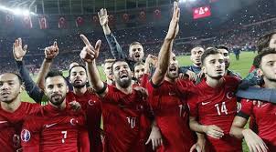 تمريرات قصيرة بين لاعبي منتخب كرواتيا في وسط الملعب. ØªØ±ÙƒÙŠØ§ Ù„ØªÙƒØ±Ø§Ø± Ø¥Ù†Ø¬Ø§Ø²ÙŠ Ù…ÙˆÙ†Ø¯ÙŠØ§Ù„ 2002 ÙˆØ£Ù…Ù… Ø£ÙˆØ±ÙˆØ¨Ø§ 2008
