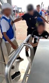 Selalu berhati hati saat di tempat umum. Viral Video Bergaduh Di Pintu Masuk Litar Sepang Ini Sebenarnya Yang Berlaku