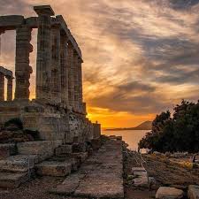 Ο ήλιος χάνεται πίσω απ' τα βουνά της ερμιονίδας, που δεν είναι ψηλά. Isws To Pio Yperoxo Hliobasilema Ston Kosmo