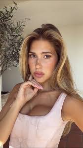 Kara Dell's Instagram, Twitter & Facebook