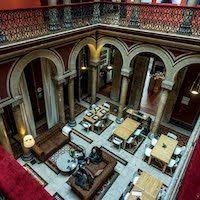 Situado No Claustro Central De Um Palacio Neo Arabe Do Seculo Xix Hoje Conhecido Como Embaixada Concept Store Foto De Gin Lisbon Cafe Romantic Drinks Lisbon