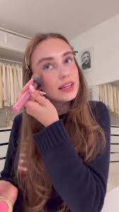 Emily Kinnett's Instagram, Twitter & Facebook