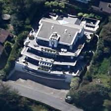 Tennis star roger federer is set to move into a £6.5m glass mansion next to lake geneva. Roger Federer Lives In Oberwil Switzerland