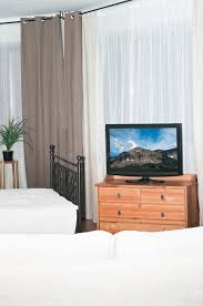 Ist der feierabend endlich eingeläutet, möchten viele menschen nur noch eines, die beine hochlegen und entspannen. Fernseher Im Schlafzimmer Stockbild Bild Von Freizeit 18563953