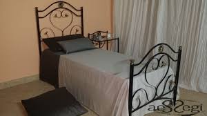Letto singolo cuore s collezione girotondo tutti gli elementi della collezione sono realizzati con pannelli in nobilitato melaminico su due lati in finitura opaca in vari colori di classe e1 secondo l. Letto Singolo In Ferro Battuto Cuore Nero Decorato Oro Codice