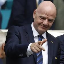 📺 Enciendo la TV y veo al primo suizo de Pablo Glez Fuertes premieando a  Donald J. Trump. #WorldCup2026