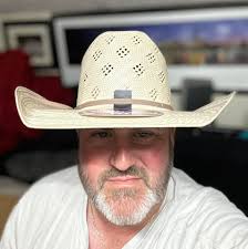 What does an AHC straw hat with a cattleman's crease and J brim look like?