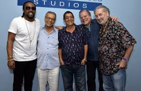 17 zoró (bichos esquisitos) vol.1 foi agraciado com o 26° prêmio da música brasileira, categoria melhor álbum infantil 18 segundo zeca, gravar um álbum infantil era um projeto antigo, desde quando ele criava música para seus filhos quando pequenos. Feijoada No 1Âº Dia De Gravacao Do Novo Cd De Zeca Pagodinho Com A Velha Guarda Portela E Amigos Portal Anna Ramalho