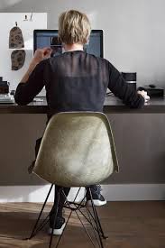 Haltung Bewahren 12 Tipps Fur Gesundes Sitzen Am Schreibtisch In 2020 Stehschreibtisch Home Office Einrichten Buro Eingerichtet