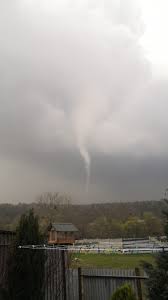 Obrazy, které doprovázely ničivé tornádo na jihu moravy, zaznamenala řada lidí na sociálních sítích. Tornado V Slovensky Hydrometeorologicky Ustav Shmu Facebook