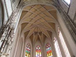 Už v románské architektuře se na hranách tohoto průniku objevují žebra, která klenbu odlehčují a usnadňují její konstrukci. Subor Klenbasvatyne Jpg Wikipedia
