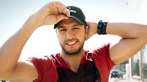Luke Bryan Plays Golf Shirtless In Hawaii And We Re Not Complaining Country Music Family