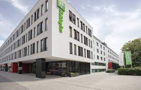 Geschäftsreisende schätzen das inbegriffene frühstück. Holiday Inn Munich Westpark In Munchen Hotel De