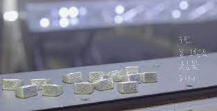 Smile , the worst is yet to come tersenyumlah, yang terburuk belum terjadi we'll be lucky if we ever see the sun kita kan beruntung jika bisa melihat mentari got nowhere to go, we could be here for a while tak ada tempat berlari. Lirik Lagu Seventeen Laughter Smile Flower Shyfra Glory