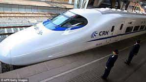 Pada hari yang sesak, lebih daripada 400 kereta api menggunakannya. Kereta Api Beijing Shanghai Malayvgty