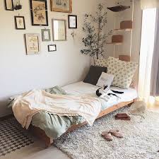 Hindari karpet lantai berbentuk lingkaran di bawah tempat tidur, lebih baik. 5 Tips Memilih Model Karpet Minimalis Yang Cocok Untuk Kamar Mungil