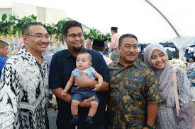 Ahli parlimen tanjong karang, tan sri noh omar dan ahli parlimen pasir salak, datuk seri tajuddin abdul rahman yang. H2oteam ×'×˜×•×•×™×˜×¨ Ds Hishammuddinh2o Juga Bergambar Kenangan Bersama Ds Ismailsaid087 Ahli Parlimen Kuala Krau Dan Keluarga Beliau Di Majlis Perkahwinan Syzwnarcah Dan Hanisah Di Lipis Pahang Tadi Https T Co Sqqtb2vvfr