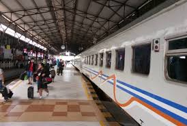 Sensasi naik kereta api di malam pergantian jadwal kereta api nasional.1 desember adalah perubahan jadwal kereta api.maka dari itu silahkan chek kembali. Tujuh Kereta Naik Turunkan Penumpang Di Stasiun Prupuk Republika Online