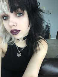 Split Dye Hair Black And Blond Nomasincoloro Split Dyed Hair Black Hair Dye Split Hair