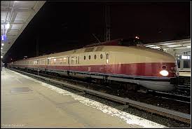 He stands there since 1987, gets a repaint from time to time and is otherwise closed to. Vt 18 16 10 675 019 4 Wird Mit Eigener Kraft In Das S Bw In Die Halle Fahren Damit Der Zug Geschutzt Stehen Kann Nachtliches Berlin Lichtenberg Bahnbilder De