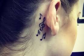 Tatuajes detrás de la oreja - Diseños elegantes para mujer