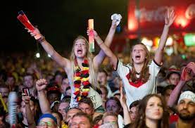 Mit 6:0 schicken sie die deutsche und das level kann noch deutlich angehoben werden, denn spanien spielte gegen deutschland nicht einmal in. 1 0 Sieg Gegen Argentinien Deutsche Fans Feiern Vierten Wm Titel Fussball Stuttgarter Zeitung
