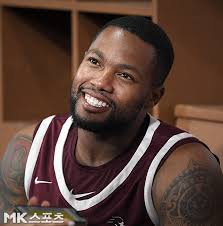 This season is tough."In the end, Kiwoom Heroes foreign hitter Ronnie  Dawson was diagnosed with kne..