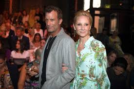 She has starred in many theatrical movies. Anne Heche Ex De Ellen Degeneres Esta Namorando Colega De Serie Polemica Monet Celebridades