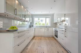 La cuisine ouverte sur salon de géraldine et mathieu apporte une ambiance chaleureuse à l'ensemble de la pièce de vie grâce à une décoration tendance ils ont opté pour une cuisine ouverte sur salon séparée par une verrière, derrière laquelle le concepteur mobalpa a eu l'idée ingénieuse. Cuisine En U 5 Modeles D Amenagement A L Etude