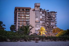 Estas son las imágenes del momento en que se desplomó un edificio la mañana del lunes en una zona residencial de miami beach. Q22fy0yb0qcxhm