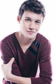 Nick Robinson Is Ben Parish In The 5th Wave Movie Crush S Pinterest Mi Chica Estilo Alternativo Y Chicas