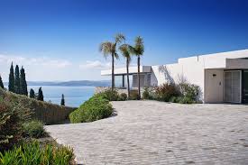 Living In Villa Carre Blanc Allows You To Be On The Gulf Of Saint Tropez And Yet At The Same Time Be Completely Som Luxury Real Estate Luxury Homes Cote D Azur