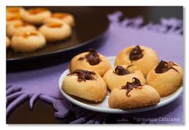 Montate leggermente i due tuorli, l'uovo intero e lo zucchero. Biscotti Ovis Mollis Pasta Frolla Con Tuorli Sodi Dal Dolce Al Salato Con Lucia