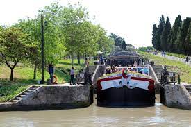Entre écluses et ouvrages d'art du canal, un itinéraire découverte adapté à votre journée. Location De Bateau Sur Le Canal Du Midi Comment Faire Et Ou