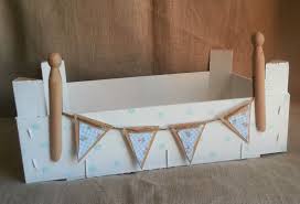 Cómo pintar y decorar cajas de madera de fruta (de fresas.) para guardar cosas en casa. Caja De Frutas Reciclada Pintada A Mano Y Decorada Con Una Guirnalda Craft Y Pinzas De Madera Cajas De Fruta Cajas Cajas Decoradas