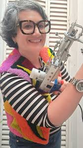 🧶Me gustan las historias en las que el tejido se mezcla con otras  actividades manuales. 🧶En este caso la ceramista Josie Cross desde su  estudio en Brooklyn diseñó unas lámparas de mohair